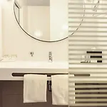Carlton Square 4*