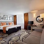 Carlton Square 4*