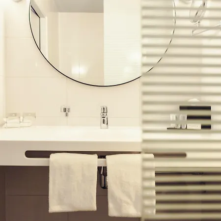 Carlton Square 4*