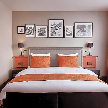 Carlton Square 4*