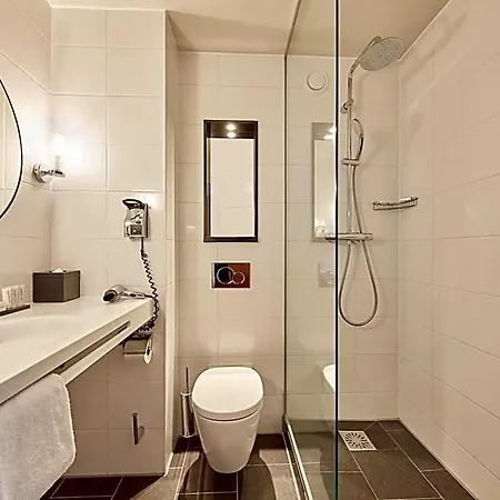 Carlton Square 4*