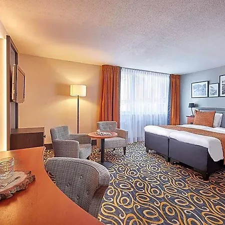 Carlton Square 4*
