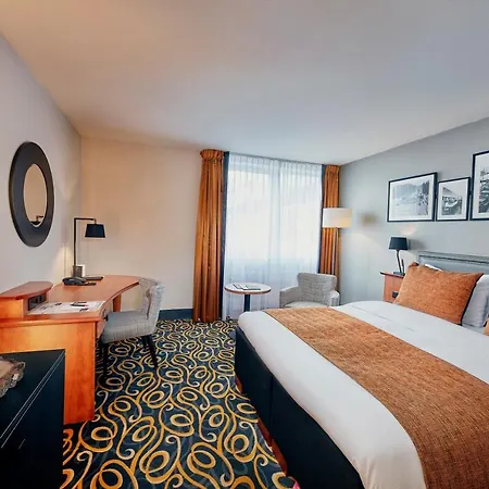 Carlton Square 4*