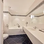 Carlton Square Hotel 4*